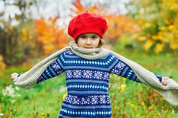 Portret Dziewczynki Przyrodzie Jesienią Dziecko Ciepły Sweter Beret — Zdjęcie stockowe