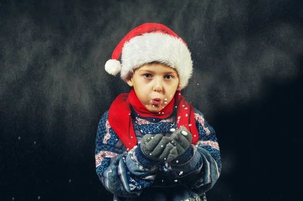 Retrato Menino Inverno Uma Criança Chapéu Papai Noel Uma Camisola — Fotografia de Stock