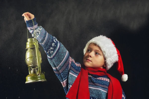 Retrato Menino Com Uma Lâmpada Uma Criança Chapéu Papai Noel — Fotografia de Stock