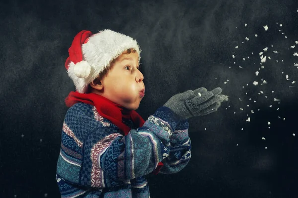 Retrato Menino Inverno Uma Criança Chapéu Papai Noel Uma Camisola — Fotografia de Stock