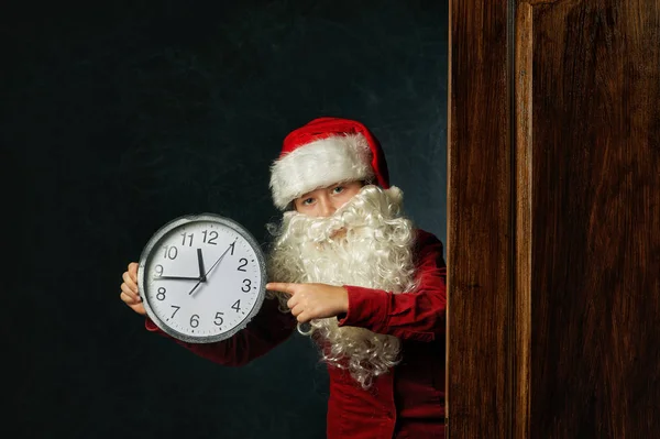 Retrato Menino Com Relógio Chapéu Papai Noel Fundo Escuro Feliz — Fotografia de Stock