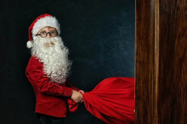 Ένα Αγόρι Ντυμένος Άγιος Βασίλης Σκούρο Φόντο Καλά Χριστούγεννα — Φωτογραφία Αρχείου
