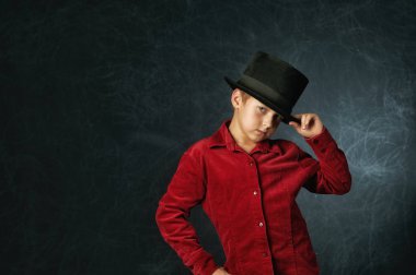 karanlık bir arka plan bir çocuk yakın çekim portresi. Çocuk kırmızı şık gömlek