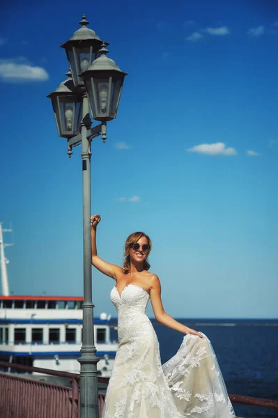 Jovem Mulher Feliz Vestido Casamento Branco Dia Casamento — Fotografia de Stock