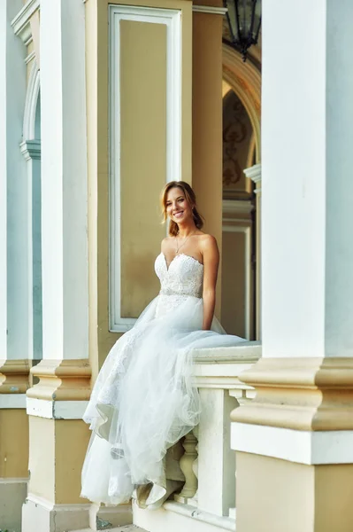 Молода Жінка Білому Весільну Сукню Вулицях Міст Європи Щасливі Молодої — стокове фото