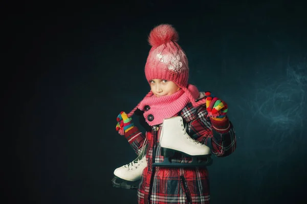 Studio Ritratto Una Bambina Giacca Cappello Maglia Sfondo Scuro Bambino — Foto Stock