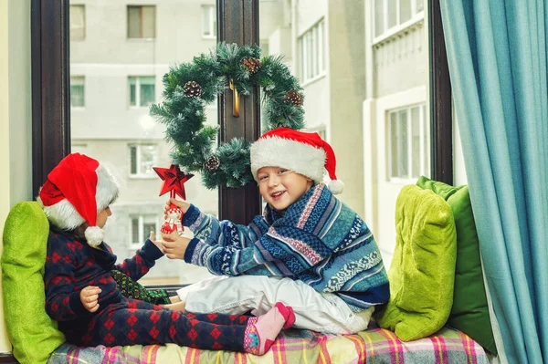 Grappige Kinderen Wachten Kerstmis Broer Zus Het Venster Gekleed Santa — Stockfoto