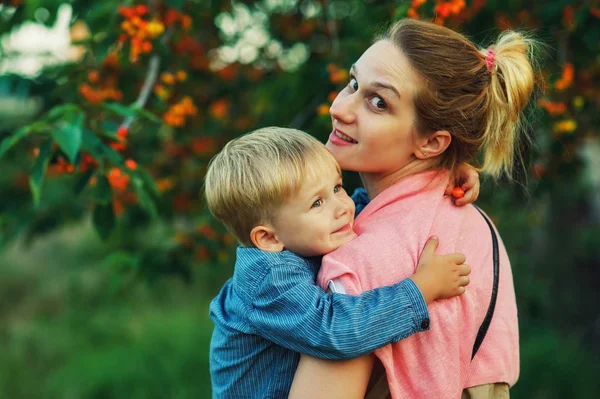 Portrait Mère Fils Lors Une Promenade Estivale Concept Famille Heureuse — Photo