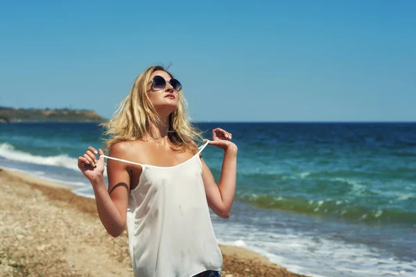 Jonge Vrouw Een Wandeling Langs Zeekust Het Concept Van Reizen — Stockfoto