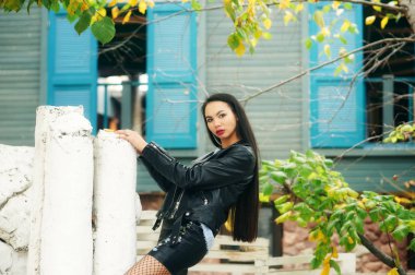 şehirde bir genç moda kadın portresi. Kız bir siyah deri ceket giyer .