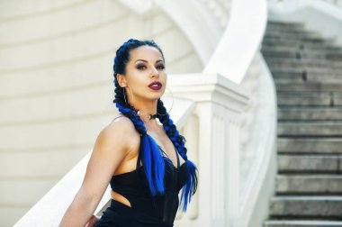 Şehirde genç kadın. Siyah elbise giymiş kız