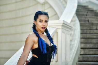 Şehirde genç kadın. Siyah elbise giymiş kız