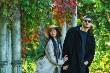 Sonbahar şehrin genç çift sokaklarda aşık. Kat genç erkeklerde