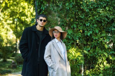 Sonbahar şehrin genç çift sokaklarda aşık. Kat genç erkeklerde