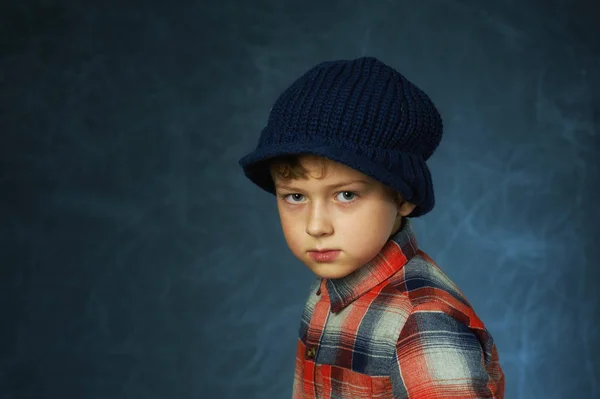 Porträtt Pojke Studion Baby Rutig Skjorta Och Blå Hatt — Stockfoto