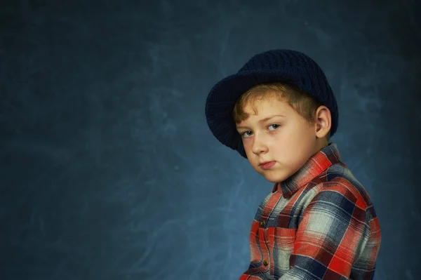 Retrato Rapaz Estúdio Bebê Camisa Xadrez Chapéu Azul — Fotografia de Stock