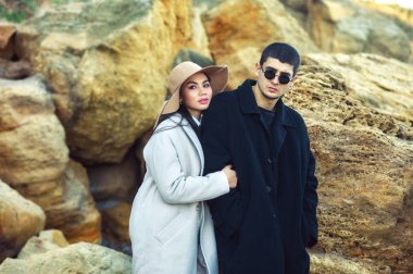 Genç bir çift bir yürüyüş âşık portresi. Romantik bir yürüyüş üzerinde kat genç erkeklerde