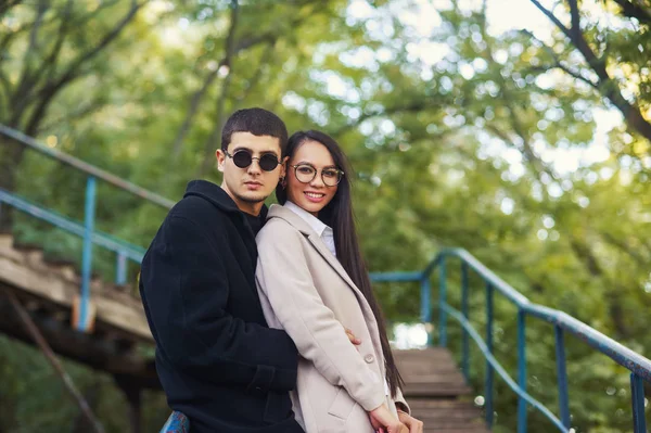 Retrato Jovem Casal Apaixonado Uma Caminhada Jovens Casacos Passeio Romântico — Fotografia de Stock