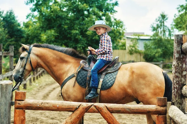 Jongen Berijden Van Een Paard Kinder Ranch Vakantie — Stockfoto