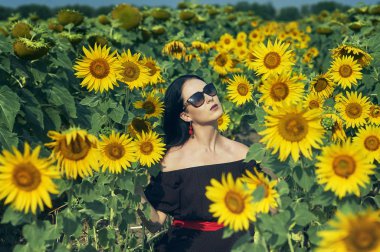 Ayçiçeği tarlası olan romantik kadın