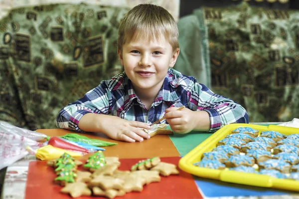 这个小男孩用自制的饼干装饰 — 图库照片