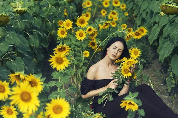 年轻的浪漫的女人与向日葵领域 — 图库照片
