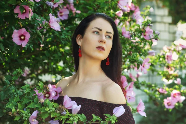 Retrato Una Mujer Joven Floreciendo Plantas —  Fotos de Stock