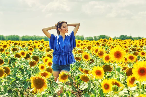 Mooie Jonge Vrouw Een Veld Met Zonnebloemen — Stockfoto