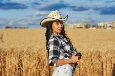 Şehir dışında bir yolda bir kamera ile genç güzel kız