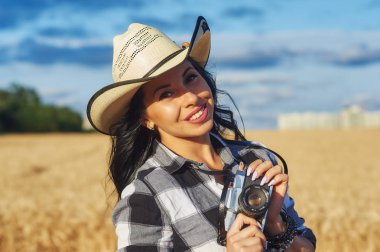 Şehir dışında bir yolda bir kamera ile genç güzel kız