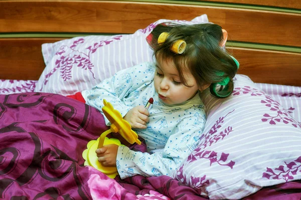 Πορτρέτο Του Ένα Μικρό Κορίτσι Στα Ρόλερ Ξαπλωμένη Στο Κρεβάτι — Φωτογραφία Αρχείου