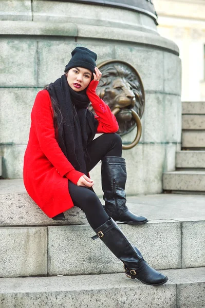 赤いコートの若い美しいファッショナブルな女性の肖像画 街の通りにポーズをとるモデルします — ストック写真