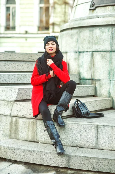 Retrato Una Joven Hermosa Mujer Moda Con Abrigo Rojo Modelo — Foto de Stock