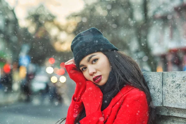 Ritratto Invernale Una Giovane Bella Ragazza Strade Una Città Europea — Foto Stock