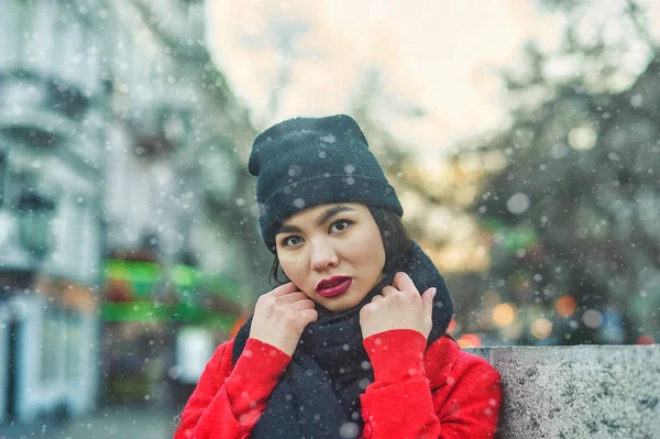 Winter Portret Van Een Jong Mooi Meisje Straten Van Een — Stockfoto