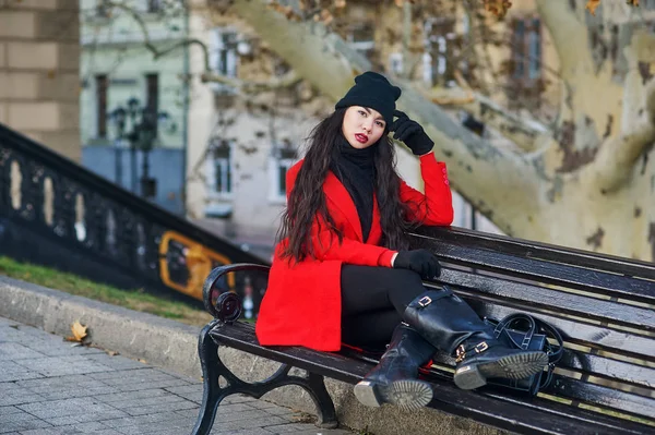 Porträtt Ung Vacker Fashionabla Kvinna Röd Jacka Modell Poserar Stadsgata — Stockfoto