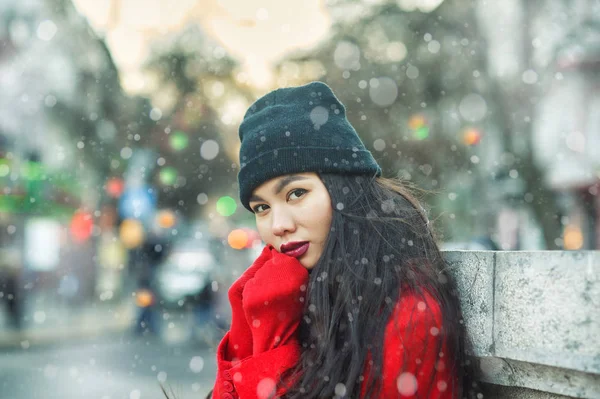 Ritratto Invernale Una Giovane Bella Ragazza Strade Una Città Europea — Foto Stock