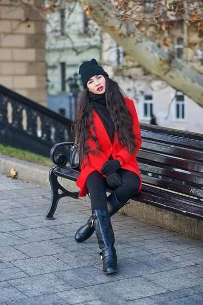 Retrato Una Joven Hermosa Mujer Moda Con Abrigo Rojo Modelo — Foto de Stock