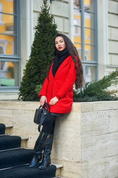 Portrait Une Jeune Femme Mode Manteau Rouge Modèle Posant Sur — Photo