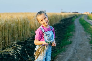 şehir dışında bir yolda bir kız portresi