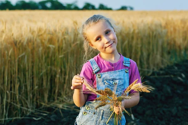 şehir dışında bir yolda bir kız portresi