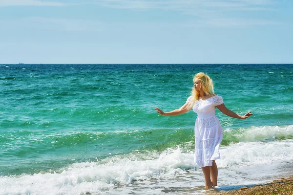 해안을 산책에 드레스에 여자의 초상화 — 스톡 사진