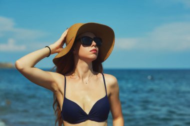 Genç kadın bir deniz tatil. Bir mayo ve şapka bir tatil beldesi, Genç bir kadın portresi