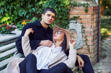 Çok etnik gruptan oluşan iki aşk parkta bir yürüyüş içinde