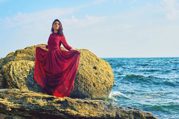 Ein Junges Mädchen Der Küste Ein Mädchen Einem Roten Kleid — Stockfoto