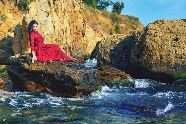 Ein Junges Mädchen Der Küste Ein Mädchen Einem Roten Kleid — Stockfoto