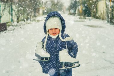 Kış eğlence temiz havada. küçük kız açık havada kaymak için gidiyor
