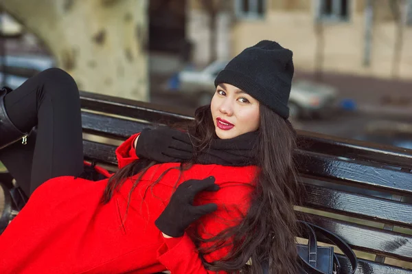 Portrét Mladé Krásné Módní Ženy Červeném Kabátě Model Lodě Městě — Stock fotografie