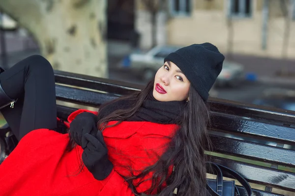 Retrato Una Joven Hermosa Mujer Moda Con Abrigo Rojo Modelo — Foto de Stock