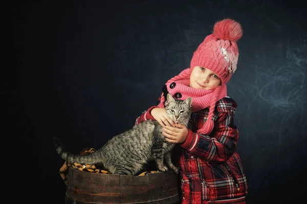 Ritratto Una Ragazza Con Gatto Nello Studio Sfondo Scuro — Foto Stock